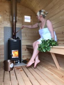 eine Frau in der finnischen Sauna